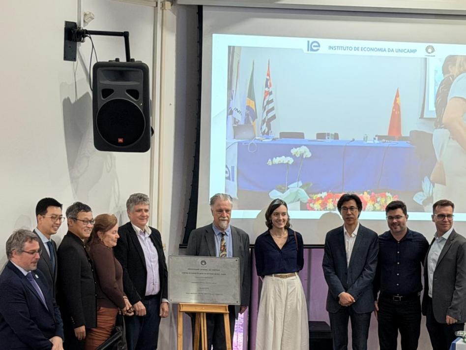 一群穿着西装的人站在一起 描述已自动生成