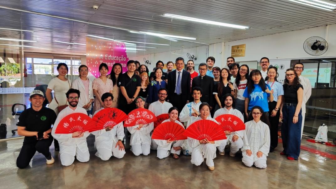 图片包含 室内, 天花板, 人, 小孩 描述已自动生成